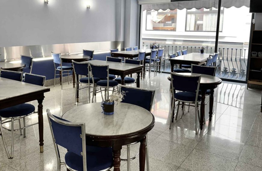 Zona de cafetería en el interior de Confitería Ochoa, pastelería de Sevilla en la calle Sierpes.