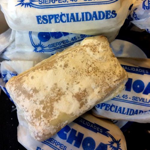 Dulce tradicional envuelto en papel con el sello de Confitería Ochoa, ubicada en la céntrica calle Sierpes, Sevilla.