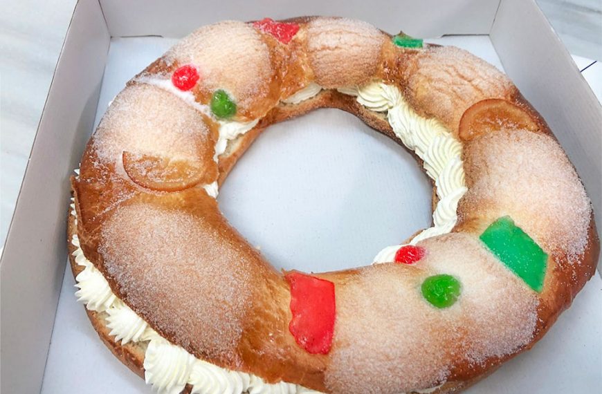 Roscón de Reyes relleno de nata con fruta escarchada en Confitería Ochoa, pastelería de Sevilla en la calle Sierpes.